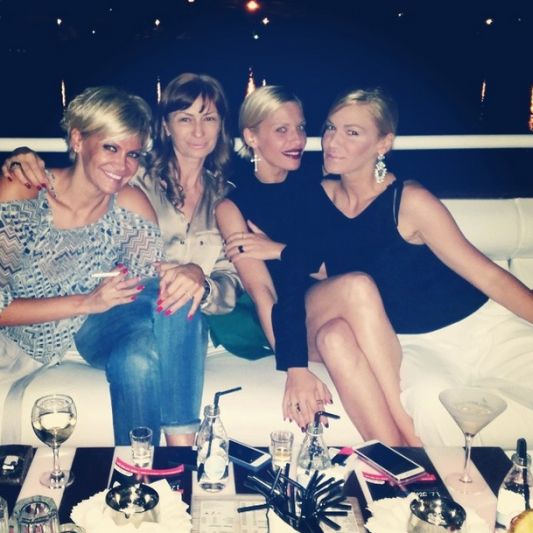 Nataša Bekvalac sa sestrama, Foto: Instagram
