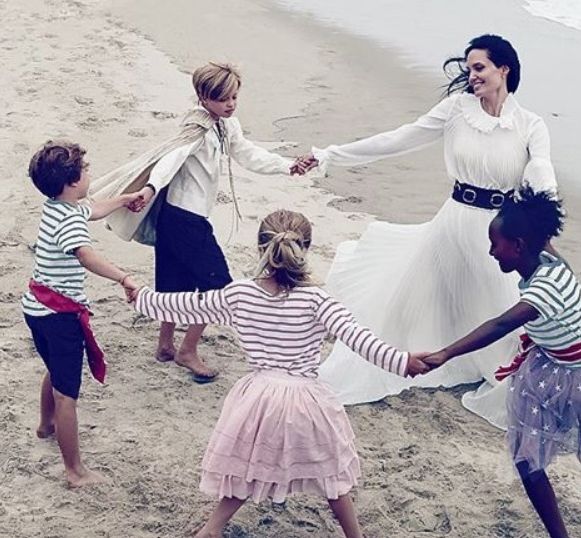 Anđelina Džoli sa porodicom, foto: Instagram