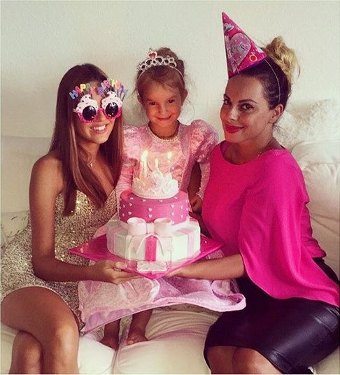 Sonja Vuksanović sa ćerkama, foto: Instagram