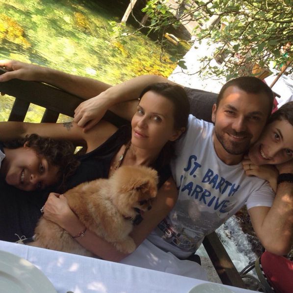 Elena Karaman Karić sa decom i suprugom, Foto: Instagram
