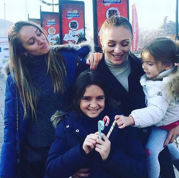 Anabela Atijas sa ćerkama, foto: Instagram